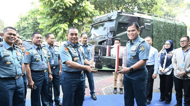 alutsista-terbaru-marinir-ksal-serahkan-rantis-mobile-em-radar-ke-dankormar-mayjen-tni-endi-supardi_288573b.jpg