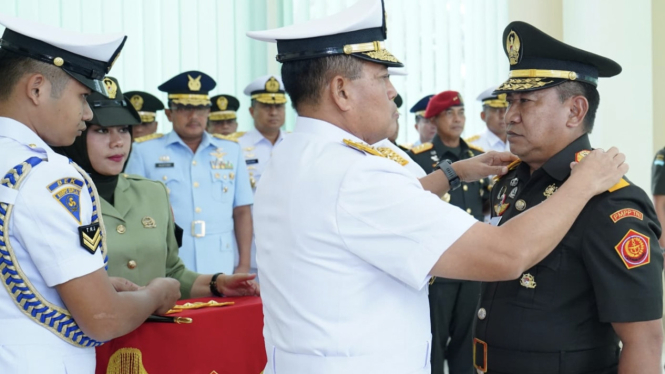 jenderal-agus-tunjuk-brigjen-tni-taufik-budi-santoso-jadi-komandan-pasukan-perdamaian-tni_f69fbff.jpg