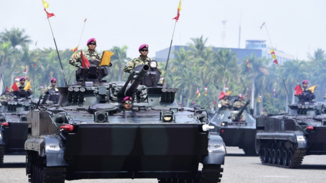 jelang-puncak-acara-hut-tni-ke-79-ribuan-prajurit-dan-tank-amfibi-korps-marinir-dikerahkan-ke-monas_a6ee7cb.jpg