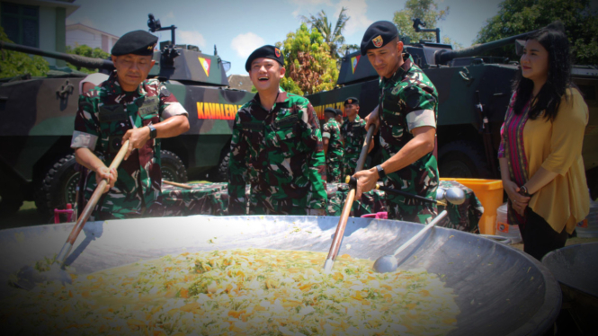 bobon-santoso-masak-besar-sama-jenderal-kavaleri-ratusan-warga-serbu-markas-pasukan-singa-putih-tni_86ba7a3.jpg