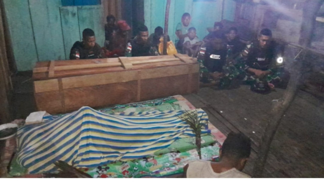 momen-prajurit-yonif-310-siliwangi-duduk-bersimpuh-depan-peti-mati-ibu-marta-di-daerah-operasi-papua_16aa534.jpg