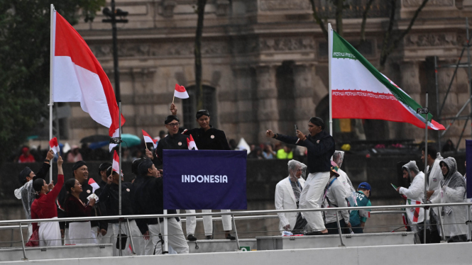 penampakan-tim-indonesia-di-pembukaan-olimpiade-2024-paris_e475ec3.jpg