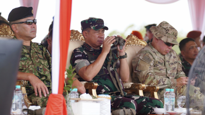 ratusan-militer-asing-dan-tni-penuhi-langit-baturaja-jenderal-agus-tinjau-langsung-sgs-2024_87455cb.jpg