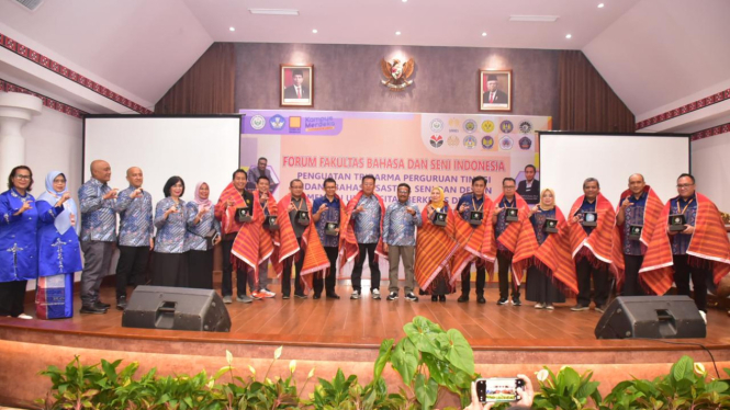 menuju-lptk-berkelas-dunia-forum-fbs-indonesia-gelar-pertemuan-di-danau-toba_10356e8.jpg