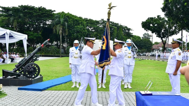 4-jabatan-strategis-di-lingkungan-tni-al-berganti-ksal-muhammad-ali-lantik-laksda-ariantyo-jadi-danseskoal_81e4446.jpg