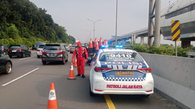 7-hal-penting-yang-perlu-dilakukan-pengguna-mobil-saat-contraflow_2fd231a.jpg