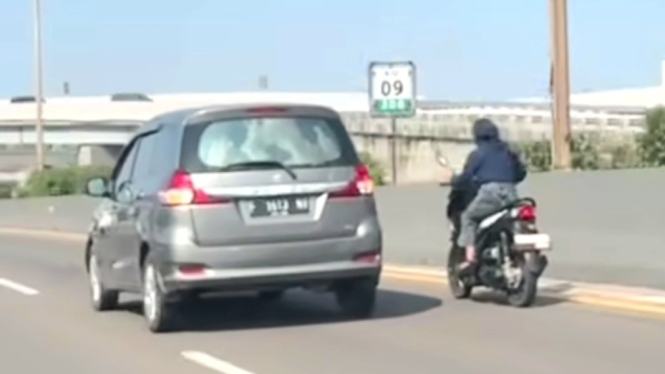 aksi-nekat-pemotor-lewat-jalan-tol-tak-pakai-helm-siap-siap-kena-pasal-ini_fb2102b.jpg