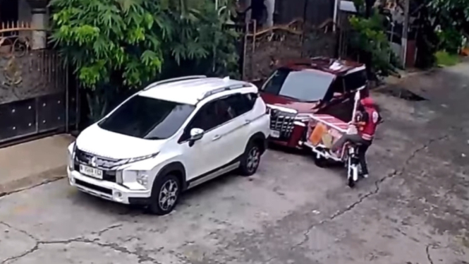 apes-banget-toyota-alphard-ini-rusak-gegara-parkir-di-depan-rumah_39f547c.jpg