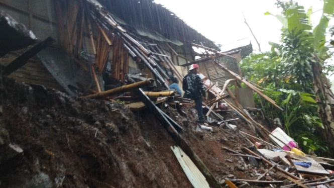 banjir-bandang-dan-tanah-longsor-di-sukabumi-baznas-ungkap-hal-yang-paling-dibutuhkan-di-sana_b917473.jpg