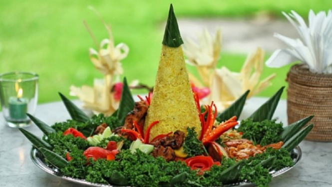 demi-cetak-rekor-muri-ribuan-nasi-tumpeng-hut-karawang-dibuang-ke-tempat-sampah_8cf6242.jpg