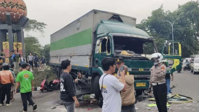 detik-detik-truk-tronton-di-tangerang-tabrak-puluhan-kendaraan-pengendara-motor-terkapar_e3d40d6.jpg