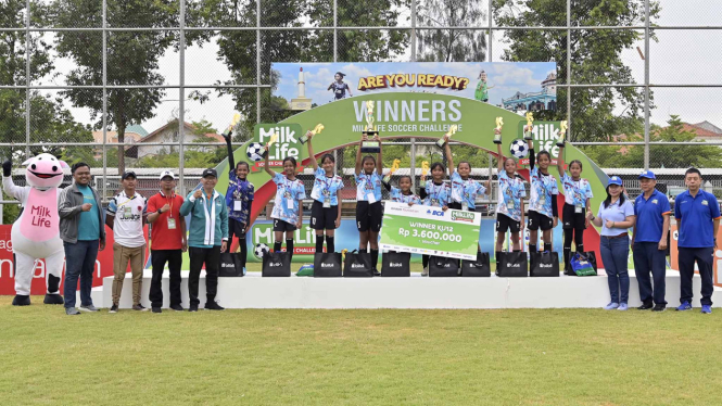 dua-sd-di-kampung-jokowi-juarai-turnamen-sepak-bola-putri-usia-dini-milklife-soccer-challenge_ccab6f5.jpg