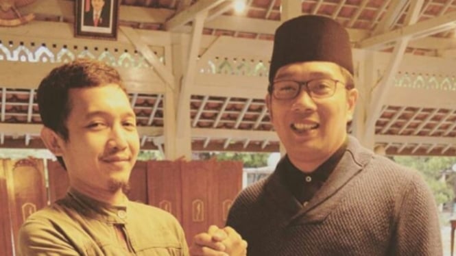 dulu-dipecat-karena-kritik-ridwan-kamil-sabil-mantan-guru-honorer-kini-jualan-risol_ead937f.jpg