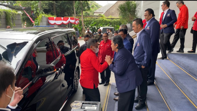 gak-patuh-lapor-kekayaan-ke-negara-mengejutkan-lihat-mobil-hasto-kristiyanto_5601b2b.jpg