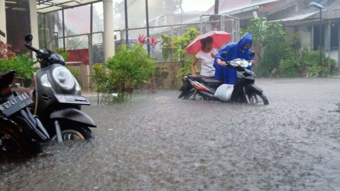 jangan-panik-ini-pertolongan-pertama-motor-terkena-banjir_c7195cd.jpg