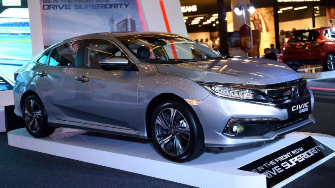 kerennya-honda-civic-milik-jubir-presiden_2248a24.jpg