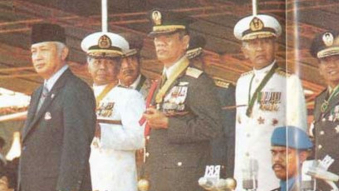 kisah-jenderal-tni-asal-bugis-gebrak-meja-di-hadapan-soeharto_7bf56f4.jpg