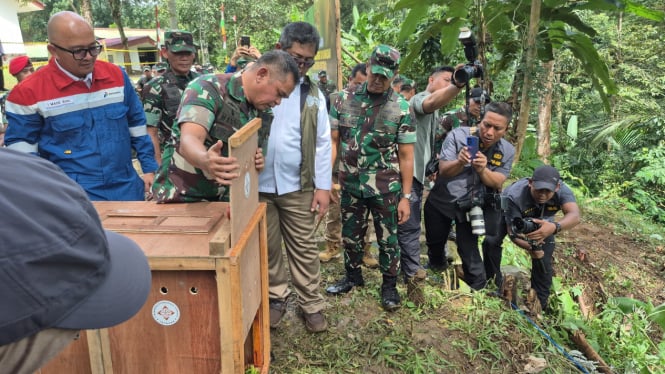 momen-jenderal-maruli-lepas-seekor-kijang-di-hutan-gunung-sanggabuana_71a3382.jpg