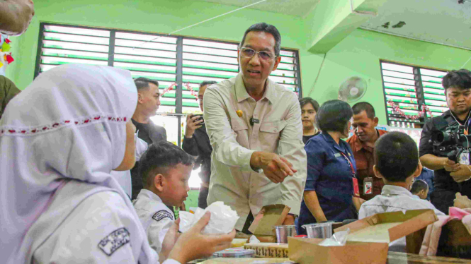 murid-di-sdn-07-cideng-bawa-pulang-makanan-bergizi-gratis-untuk-nenek-gubernur-jakarta-terharu_bab25b0.jpg