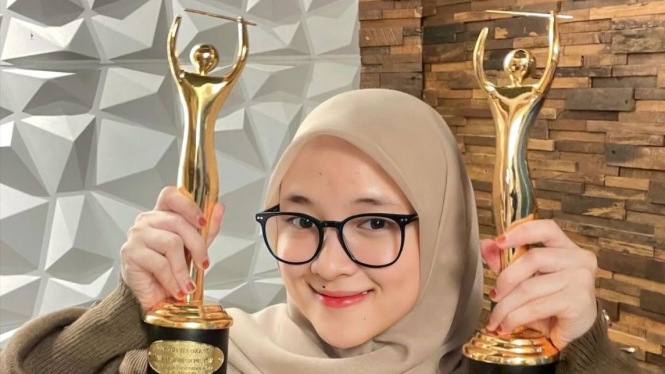 nissa-sabyan-pamer-dapat-piala-ami-award-netizen-malah-sebut-juara-rebut-suami-orang_df9a962.jpg