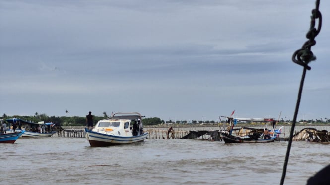 pagar-laut-di-perairan-tangerang-sisa-5-kilometer-lagi-tni-al-lanjutkan-operasi-pembongkaran_8919fcd.jpg