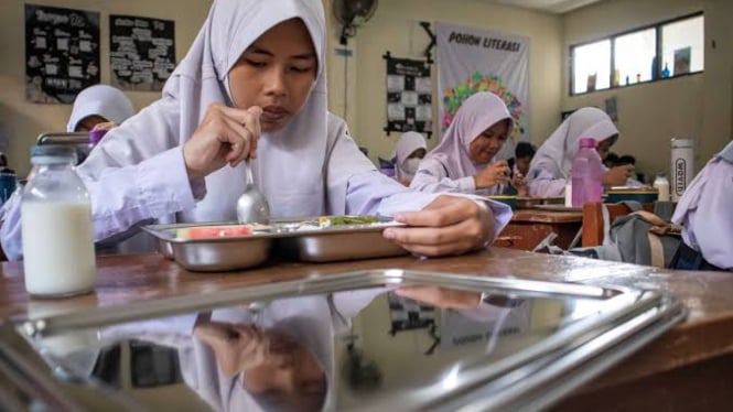 pemerintah-tingkatkan-kualitas-kesejahteraan-dan-pendidikan-melalui-makan-bergizi-gratis_1432c80.jpg