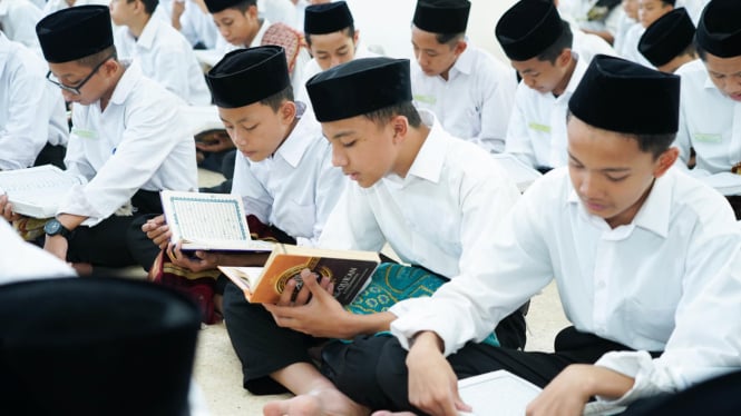 peringati-isra-miraj-ribuan-santri-ponpes-darunnajah-gelar-khataman-al-quran-serentak-se-indonesia-dalam-sehari_38ad956.jpg