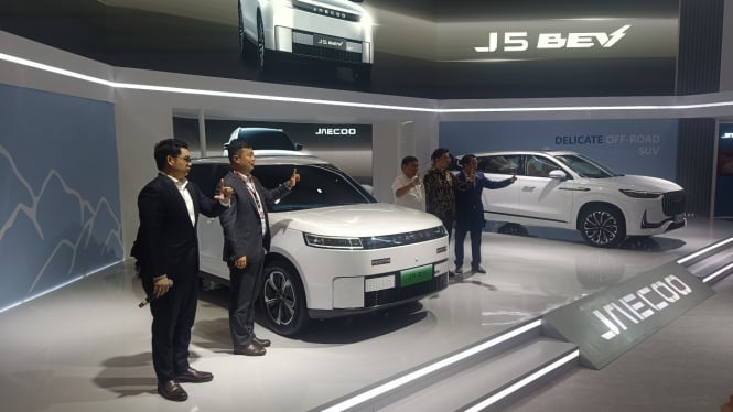 pertama-di-dunia-mobil-listrik-jaecoo-j5-ev-hadir-di-iims-2025_fac7330.jpg