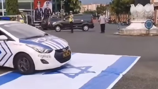 polisi-ngaku-tak-sengaja-mobil-patroli-lindas-bendera-israel-netizen-malah-dukung_b9b9a26.jpg