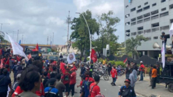 ratusan-sopir-truk-kontainer-demo-gegara-macet-melanda-di-pelabuhan-tanjung-priok_d8b746f.jpg