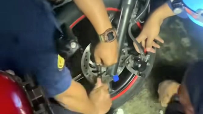 tak-hanya-jago-soal-api-damkar-bisa-bantu-lepas-gembok-rem-cakram-motor_ce7a8d4.jpg