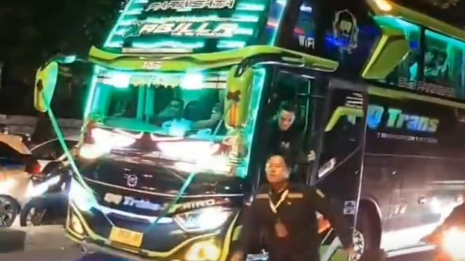 viral-kru-bus-diduga-keroyok-pemotor-yang-kesal-dengan-telolet-ini-klarifikasi-po-bus_55f081a.jpg