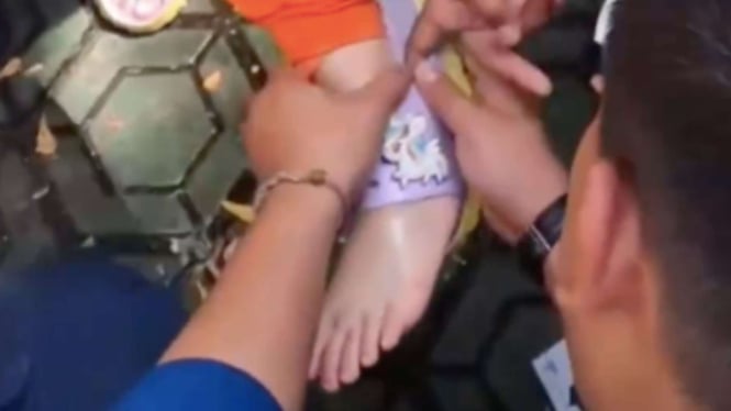 viral-moment-petugas-damkar-diminta-bantu-lepaskan-sandal-karet-yang-tersangkut-di-kaki-anak_b3c401b.jpg