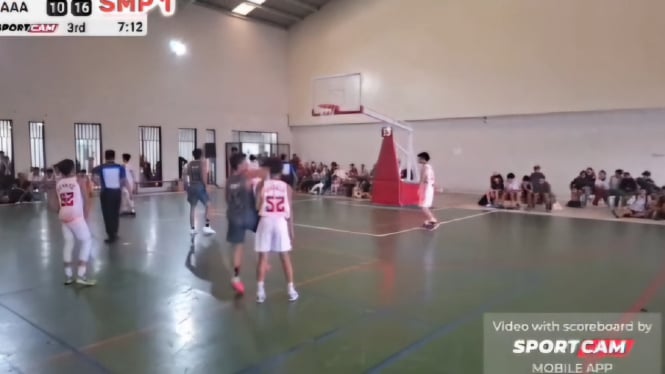 viral-siswa-smp-pukul-lawan-saat-tanding-basket-antar-sekolah-di-bogor_56309d0.jpg