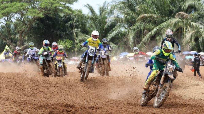 adu-nyali-dan-kecepatan-motor-cross-semakin-mendominasi-dunia-balap_a35f991-1.jpg