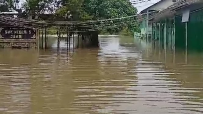 banjir-rendam-sekolah-siswa-smk-di-jambi-terpaksa-ujian-di-rumah-warga_06fedb2.jpg