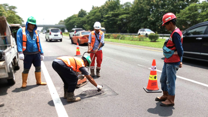 cara-klaim-kerusakan-ban-akibat-lubang-di-tol-cipali_74aeb53.jpg