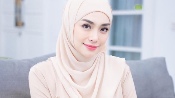 celine-evangelista-umrah-pertama-usai-mualaf-malah-bikin-netizen-menangis-kenapa_4b7f532.jpg