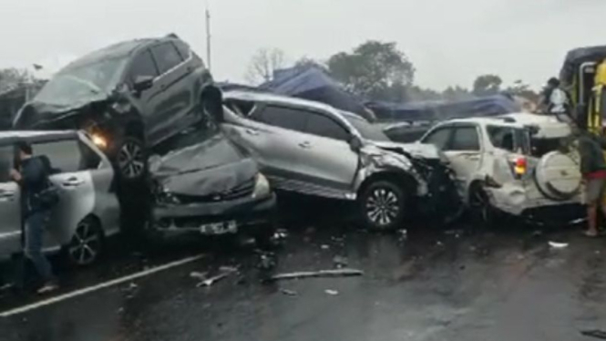 cerita-korban-kecelakaan-tol-cipularang-ada-mobil-terbang-di-atas-kita_6feda21.jpg