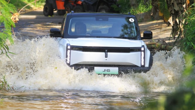 cuma-butuh-waktu-11-hari-mobil-listrik-chery-j6-terjual-sebanyak-ini_da813ca.jpg