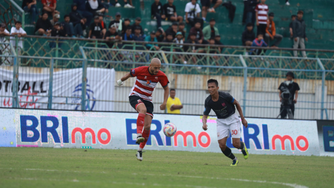 dua-gol-dalam-empat-laga-pembuktian-youssef-ezzejjari-di-madura-united_f0165a9.jpg