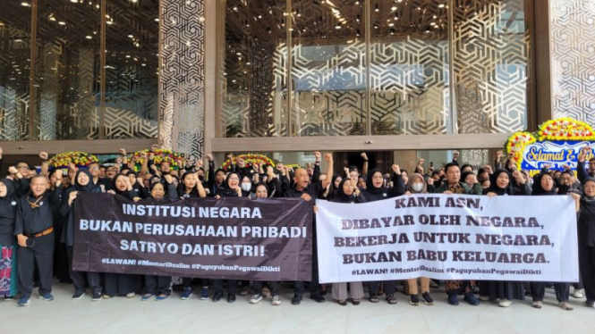 fakta-fakta-ratusan-asn-demo-di-kemendikti-protes-sikap-arogan-menteri-satryo-brodjonegoro_2b4163b.jpg