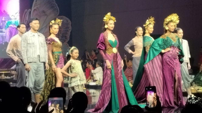 hadirkan-13-desainer-dan-king-nassar-fashion-show-wastra-citta-jagadhita-curi-perhatian-pengunjung_5af2f5b.jpg