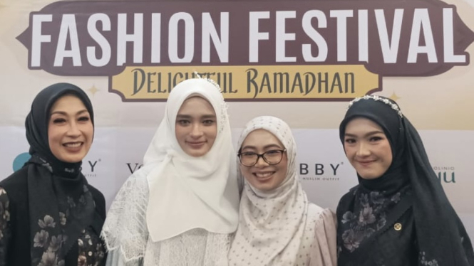 inara-rusli-tampil-menawan-di-festival-fashion-jelang-ramadhan-ungkap-perasaan-bahagia_3fac9ec.jpg