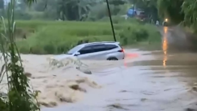 kondisi-pengemudi-mobil-yang-hanyut-terseret-banjir-di-bekasi_a4e1830.jpg