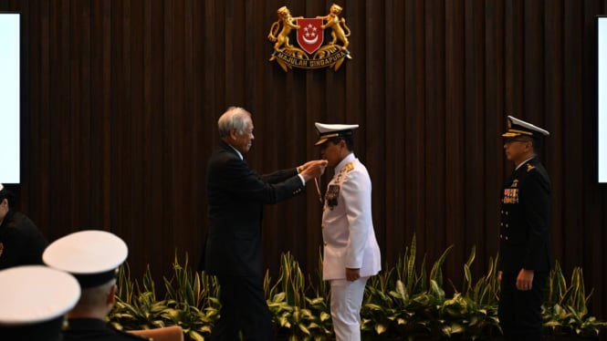 ksal-muhammad-ali-dapat-penghargaan-pingat-jasa-gemilang-dari-pemerintah-singapura_1a8eb57.jpg