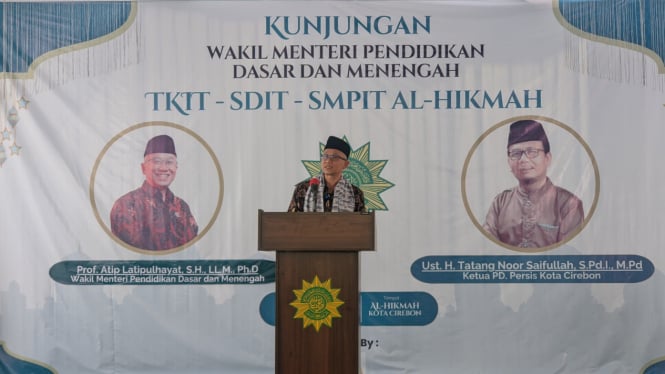 kunjungi-sekolah-islam-terpadu-al-hikmah-cirebon-wamendikdasmen-ingatkan-pentingnya-sdm-bertakwa_4f3d5a7.jpg