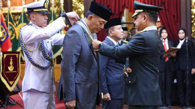 menhan-jenderal-sjafrie-dan-kepala-bin-herindra-dapat-medali-kehormatan-tertinggi-dari-tni_b112ae9.jpg