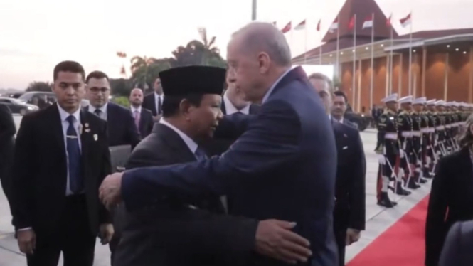 momen-hangat-erdogan-dua-kali-peluk-prabowo-usai-kunjungi-indonesia_5abe5c3.jpg