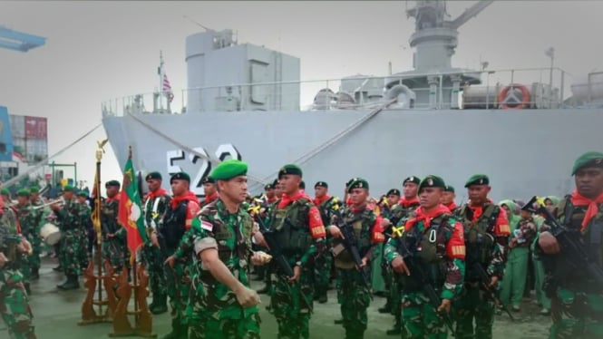 naik-kapal-pendarat-tank-pasukan-elite-pemukul-syal-merah-tni-bergerak-tembus-belantara-papua_242d065.jpg